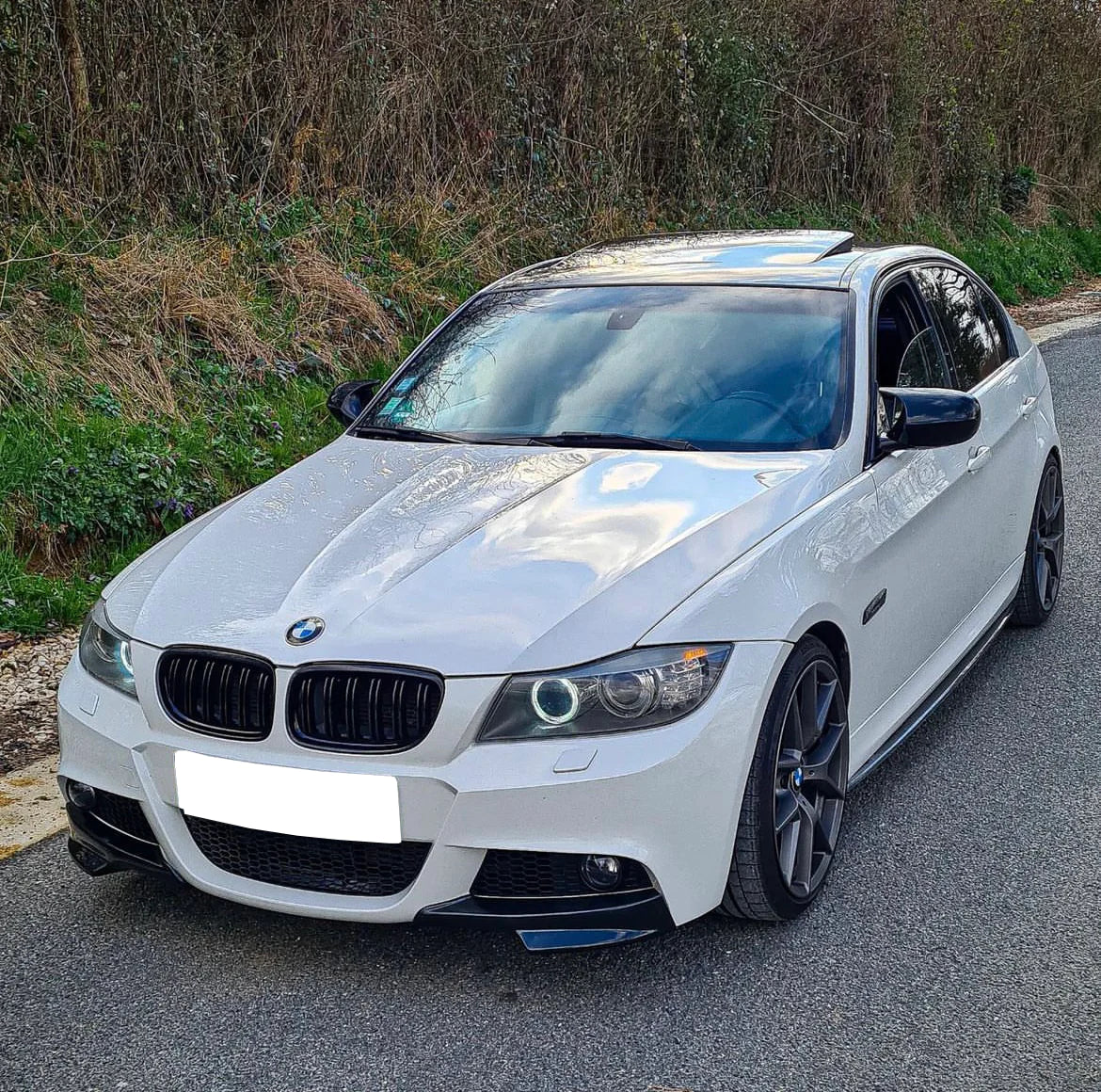 Performance Glossy Black Kidney Grilles for BMW E90, E91 LCI models